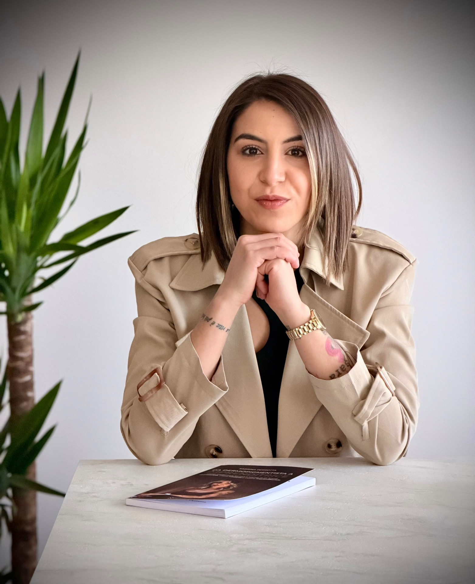 Sabrina Perrotta alla scrivania, in ufficio